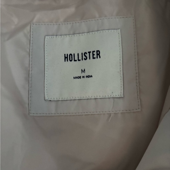 Hollister Women's Off-White Puffer Vest - Picture 2 of 3